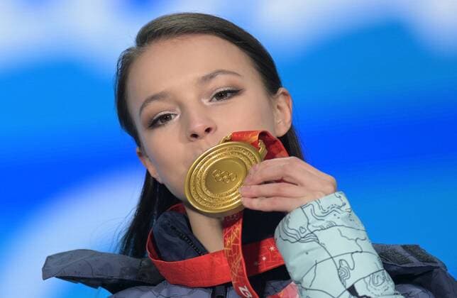 China Olympics 2022 Medal Ceremony 8119416 18.02.2022 Gold medalist Russian Olympic Committee s Anna Shcherbakova poses on the podium during the women s single Figure skating, Eiskunstlauf medal ceremony of the Beijing 2022 Winter Olympic Games, Olympische Spiele, Olympia, OS at the Medals Plaza in Beijing, China. Grigory Sysoev Sputnik Beijing China  Copyright: xGrigoryxSysoevx