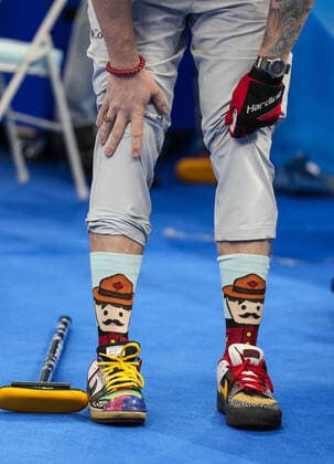 Sport Bilder des Tages Team USA curling player Matt Hamilton pulls up his trousers to reveal his socks and multi coloured shoes before their Men s Curling Bronze Medal Game against Team Canada at the Beijing 2022 Winter Olympics on Friday, February 18, 2022.  OLY20220218212 PaulxHanna