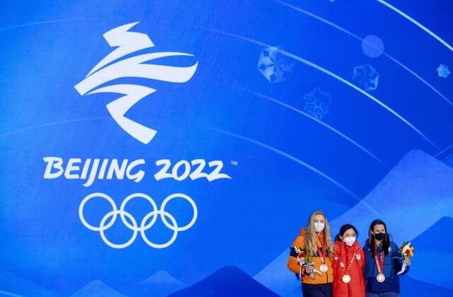 Sport Bilder des Tages BEIJING - Jutta Leerdam (silver), Japan s Miho Takagi (gold) and American Brittany Bowe (bronze) after the 1000m at Medal Plaza, at the 2022 Winter Olympics in Beijing, China. KOEN VAN WEEL Speed skating, Eisschnelllauf - Medal Ceremony 2022 xVIxANPxSportx xxANPxIVx