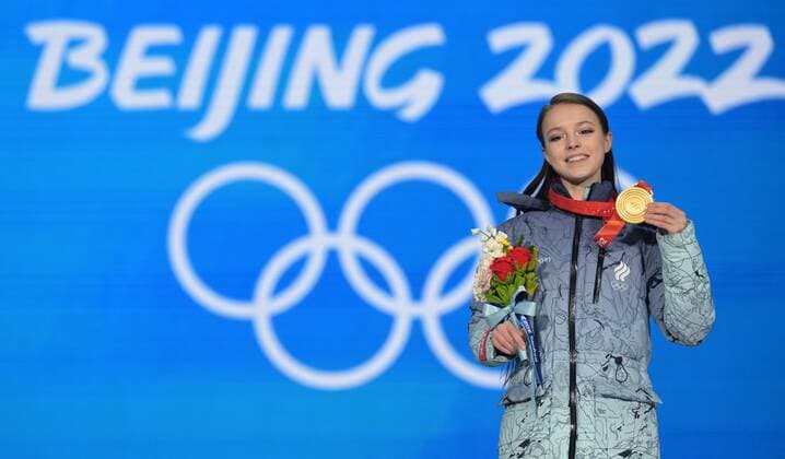 Sport Bilder des Tages China Olympics 2022 Medal Ceremony 8119486 18.02.2022 Gold medalist Russian Olympic Committee s Anna Shcherbakova poses during the women s single Figure skating, Eiskunstlauf medal ceremony of the Beijing 2022 Winter Olympic Games, Olympische Spiele, Olympia, OS at the Medals Plaza in Beijing, China. Grigory Sysoev Sputnik Beijing China  Copyright: xGrigoryxSysoevx