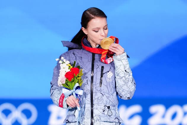(220218) -- BEIJING, Feb. 18, 2022 -- Gold medalist Anna Shcherbakova of ROC reacts during the awarding ceremony of Figure skating, Eiskunstlauf women single skating at the Beijing Medals Plaza of the Winter Olympics in Beijing, capital of China, Feb. 18, 2022. ) (BEIJING2022)CHINA-BEIJING-OLYMPIC Winter games, Winterspiele,Spiele, Summer games AWARDING CEREMONY-FIGURE SKATING WOMEN SINGLE SKATING (CN) XuexYuge 