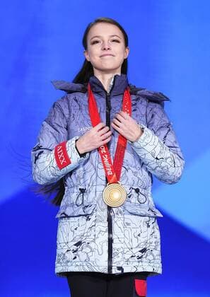 Beijing Olympics: Figure skating, Eiskunstlauf Anna Shcherbakova of the Russian Olympic Committee poses with her gold medal during the medal ceremony for the women s figure skating at the Beijing Winter Olympics on Feb. 18, 2022, in Beijing.  A14AA0001252252P