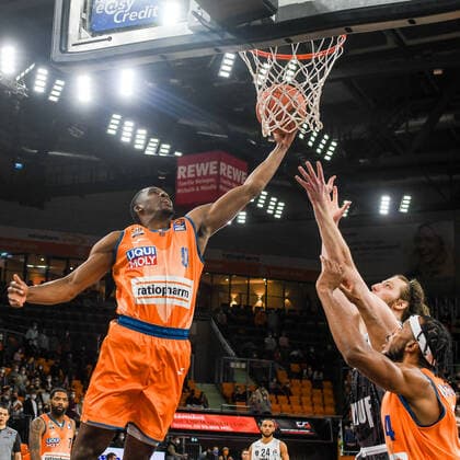GER, BBL, ratiopharm Ulm vs s.Oliver Würzburg Wuerzburg 18.02.2022, ratiopharm arena, Neu-Ulm, GER, BBL, ratiopharm Ulm vs s.Oliver Würzburg Wuerzburg, im Bild Semaj Christon (Ulm, 0) gewinnt den Rebound, Craig Moller (Wuerzburg, 22), Jaron Blossomgame (Ulm, 4)