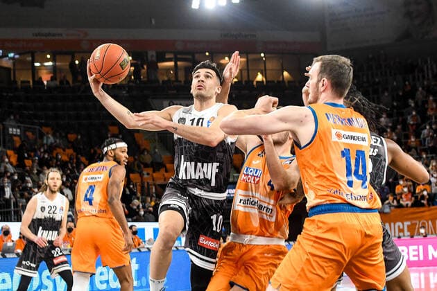 GER, BBL, ratiopharm Ulm vs s.Oliver Würzburg Wuerzburg 18.02.2022, ratiopharm arena, Neu-Ulm, GER, BBL, ratiopharm Ulm vs s.Oliver Würzburg Wuerzburg, im Bild Luciano Parodi (Wuerzburg, 10) setzt sich gegen Fedor Zugic (Ulm, 44) und Philipp Herkenhoff (Ulm, 14) durch