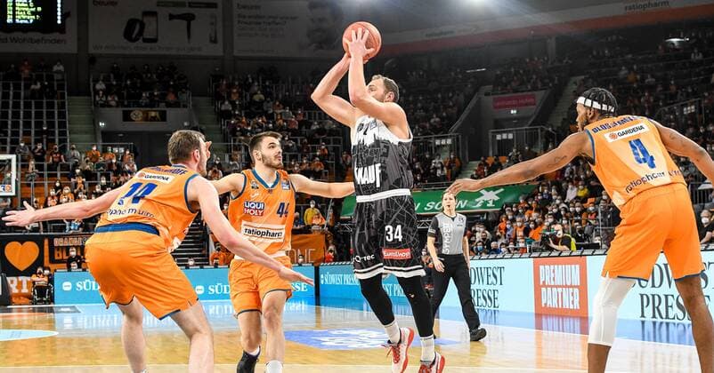 GER, BBL, ratiopharm Ulm vs s.Oliver Würzburg Wuerzburg 18.02.2022, ratiopharm arena, Neu-Ulm, GER, BBL, ratiopharm Ulm vs s.Oliver Würzburg Wuerzburg, im Bild Philipp Herkenhoff (Ulm, 14), Fedor Zugic (Ulm, 44), Felix Hoffmann (Wuerzburg, 34), Jaron Blossomgame (Ulm, 4)