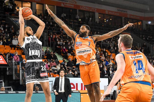 GER, BBL, ratiopharm Ulm vs s.Oliver Würzburg Wuerzburg 18.02.2022, ratiopharm arena, Neu-Ulm, GER, BBL, ratiopharm Ulm vs s.Oliver Würzburg Wuerzburg, im Bild Cameron Hunt (Wuerzburg, 24), Sindarius Thornwell (Ulm, 7), Philipp Herkenhoff (Ulm, 14)