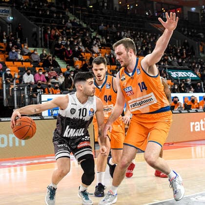 GER, BBL, ratiopharm Ulm vs s.Oliver Würzburg Wuerzburg 18.02.2022, ratiopharm arena, Neu-Ulm, GER, BBL, ratiopharm Ulm vs s.Oliver Würzburg Wuerzburg, im Bild Luciano Parodi (Wuerzburg, 10), Fedor Zugic (Ulm, 44), Philipp Herkenhoff (Ulm, 14)