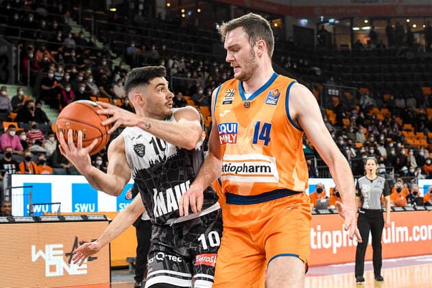 GER, BBL, ratiopharm Ulm vs s.Oliver Würzburg Wuerzburg 18.02.2022, ratiopharm arena, Neu-Ulm, GER, BBL, ratiopharm Ulm vs s.Oliver Würzburg Wuerzburg, im Bild Luciano Parodi (Wuerzburg, 10), Philipp Herkenhoff (Ulm, 14)