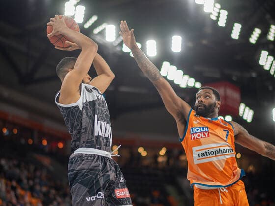 Cameron Hunt (s.Oliver Wuerzburg 24), Sindarius Thornwell (Ratiopharm Ulm 07), GER, Ratiopharm Ulm vs. s.Oliver Wuerzburg, Basketball, Bundesliga, easycredit, 12. Spieltag, Spielzeit 2021 2022, 18.02.2022, GER, Ratiopharm Ulm vs. s.Oliver Wuerzburg, Basketball, Bundesliga, easycredit, 12. Spieltag, Spielzeit 2021 2022, 18.02.2022 Ulm Copyright: xEibner-Pressefoto SaschaxWaltherx EP_EER