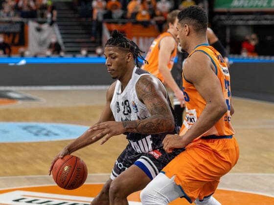 Desi Rodriguez (s.Oliver Wuerzburg 23), Karim Jallow (Ratiopharm Ulm 35), GER, Ratiopharm Ulm vs. s.Oliver Wuerzburg, Basketball, Bundesliga, easycredit, 12. Spieltag, Spielzeit 2021 2022, 18.02.2022, GER, Ratiopharm Ulm vs. s.Oliver Wuerzburg, Basketball, Bundesliga, easycredit, 12. Spieltag, Spielzeit 2021 2022, 18.02.2022 Ulm Copyright: xEibner-Pressefoto SaschaxWaltherx EP_EER