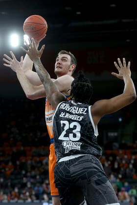 18.02.22, Neu Ulm, Deutschland, ratiopharm Arena, ratiopharm ulm vs. s.Oliver Wuerzburg - Basketball Bundesliga, Philipp Herkenhoff (ratiopharm ulm) ud Desi Rodriguez (s.Oliver Wuerzburg) im Zweikampf (Foto H. Langer) Neu Ulm ratiopharm Arena Bayern Deutschland