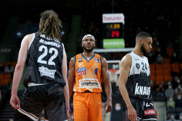 18.02.22, Neu Ulm, Deutschland, ratiopharm Arena, ratiopharm ulm vs. s.Oliver Wuerzburg - Basketball Bundesliga, Craig Moller (s.Oliver Wuerzburg), Jaron Blossomgame (ratiopharm ulm) und Cameron Hunt (s.Oliver Wuerzburg) Schauen (Foto H. Langer) Neu Ulm ratiopharm Arena Bayern Deutschland