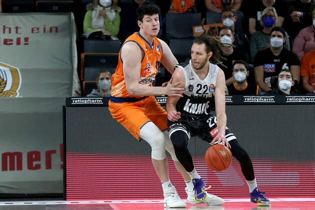 18.02.22, Neu Ulm, Deutschland, ratiopharm Arena, ratiopharm ulm vs. s.Oliver Wuerzburg - Basketball Bundesliga, Nicolas Bretzel (ratiopharm ulm) und Craig Moller (s.Oliver Wuerzburg) im Zweikampf (Foto H. Langer) Neu Ulm ratiopharm Arena Bayern Deutschland