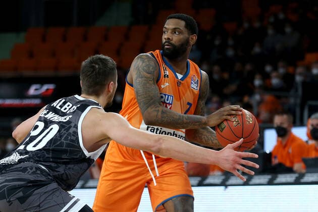 18.02.22, Neu Ulm, Deutschland, ratiopharm Arena, ratiopharm ulm vs. s.Oliver Wuerzburg - Basketball Bundesliga, Julian Albus (s.Oliver Wuerzburg) und Sindarius Thornwell (ratiopharm ulm) im Zweikampf (Foto H. Langer) Neu Ulm ratiopharm Arena Bayern Deutschland
