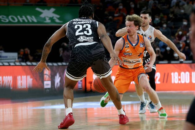 18.02.22, Neu Ulm, Deutschland, ratiopharm Arena, ratiopharm ulm vs. s.Oliver Wuerzburg - Basketball Bundesliga, Desi Rodriguez (s.Oliver Wuerzburg) und Per Guenther (ratiopharm ulm) im Zweikampf (Foto H. Langer) Neu Ulm ratiopharm Arena Bayern Deutschland
