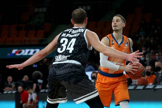 18.02.22, Neu Ulm, Deutschland, ratiopharm Arena, ratiopharm ulm vs. s.Oliver Wuerzburg - Basketball Bundesliga, Felix Hoffmann (s.Oliver Wuerzburg) und Thomas Klepeisz (ratiopharm ulm) im Zweikampf (Foto H. Langer) Neu Ulm ratiopharm Arena Bayern Deutschland