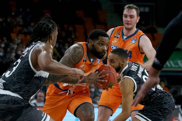 18.02.22, Neu Ulm, Deutschland, ratiopharm Arena, ratiopharm ulm vs. s.Oliver Wuerzburg - Basketball Bundesliga, Desi Rodriguez (s.Oliver Wuerzburg), Sindarius Thornwell (ratiopharm ulm) und Cameron Hunt (s.Oliver Wuerzburg) im Zweikampf (Foto H. Langer) Neu Ulm ratiopharm Arena Bayern Deutschland
