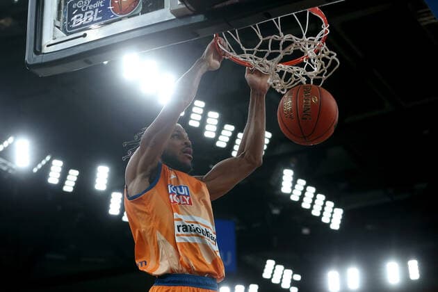 18.02.22, Neu Ulm, Deutschland, ratiopharm Arena, ratiopharm ulm vs. s.Oliver Wuerzburg - Basketball Bundesliga, Jaron Blossomgame (ratiopharm ulm) in Aktion, am Ball, Einzelaktion (Foto H. Langer) Neu Ulm ratiopharm Arena Bayern Deutschland