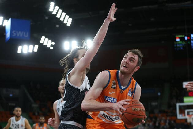 18.02.22, Neu Ulm, Deutschland, ratiopharm Arena, ratiopharm ulm vs. s.Oliver Wuerzburg - Basketball Bundesliga, Craig Moller (s.Oliver Wuerzburg) und Philipp Herkenhoff (ratiopharm ulm) im Zweikampf (Foto H. Langer) Neu Ulm ratiopharm Arena Bayern Deutschland