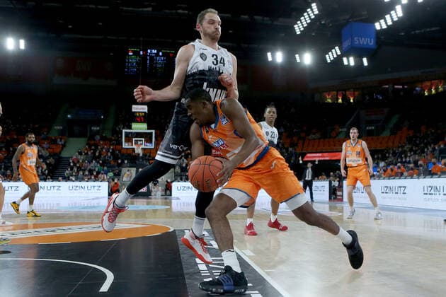 18.02.22, Neu Ulm, Deutschland, ratiopharm Arena, ratiopharm ulm vs. s.Oliver Wuerzburg - Basketball Bundesliga, Felix Hoffmann (s.Oliver Wuerzburg) und Semaj Christon (ratiopharm ulm) im Zweikampf (Foto H. Langer) Neu Ulm ratiopharm Arena Bayern Deutschland