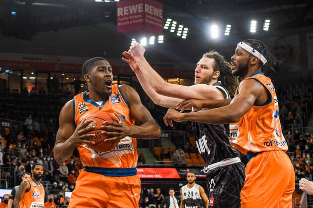 GER, BBL, ratiopharm Ulm vs s.Oliver Würzburg Wuerzburg 18.02.2022, ratiopharm arena, Neu-Ulm, GER, BBL, ratiopharm Ulm vs s.Oliver Würzburg Wuerzburg, im Bild Semaj Christon (Ulm, 0) gewinnt den Rebound, Craig Moller (Wuerzburg, 22), Jaron Blossomgame (Ulm, 4)