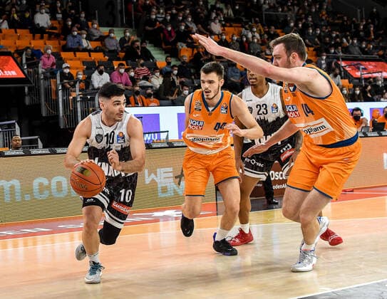 GER, BBL, ratiopharm Ulm vs s.Oliver Würzburg Wuerzburg 18.02.2022, ratiopharm arena, Neu-Ulm, GER, BBL, ratiopharm Ulm vs s.Oliver Würzburg Wuerzburg, im Bild Luciano Parodi (Wuerzburg, 10), Fedor Zugic (Ulm, 44), Philipp Herkenhoff (Ulm, 14)