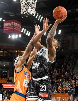 GER, BBL, ratiopharm Ulm vs s.Oliver Würzburg Wuerzburg 18.02.2022, ratiopharm arena, Neu-Ulm, GER, BBL, ratiopharm Ulm vs s.Oliver Würzburg Wuerzburg, im Bild Jaron Blossomgame (Ulm, 4), Desi Rodriguez (Wuerzburg, 23) setzt sich durch und punktet