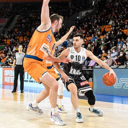 GER, BBL, ratiopharm Ulm vs s.Oliver Würzburg Wuerzburg 18.02.2022, ratiopharm arena, Neu-Ulm, GER, BBL, ratiopharm Ulm vs s.Oliver Würzburg Wuerzburg, im Bild Philipp Herkenhoff (Ulm, 14), Luciano Parodi (Wuerzburg, 10)