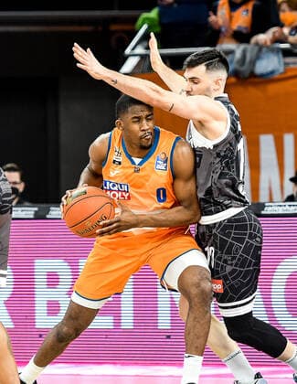 GER, BBL, ratiopharm Ulm vs s.Oliver Würzburg Wuerzburg 18.02.2022, ratiopharm arena, Neu-Ulm, GER, BBL, ratiopharm Ulm vs s.Oliver Würzburg Wuerzburg, im Bild Semaj Christon (Ulm, 0), Luciano Parodi (Wuerzburg, 10)