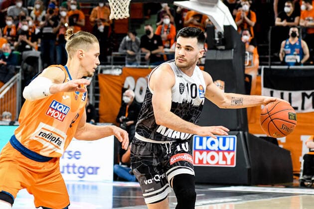 GER, BBL, ratiopharm Ulm vs s.Oliver Würzburg Wuerzburg 18.02.2022, ratiopharm arena, Neu-Ulm, GER, BBL, ratiopharm Ulm vs s.Oliver Würzburg Wuerzburg, im Bild Thomas Klepeisz (Ulm, 22), Luciano Parodi (Wuerzburg, 10)