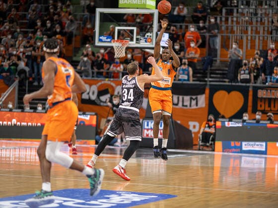 Felix Hoffmann (s.Oliver Wuerzburg 34), Semaj Christon (Ratiopharm Ulm 00), GER, Ratiopharm Ulm vs. s.Oliver Wuerzburg, Basketball, Bundesliga, easycredit, 12. Spieltag, Spielzeit 2021 2022, 18.02.2022, GER, Ratiopharm Ulm vs. s.Oliver Wuerzburg, Basketball, Bundesliga, easycredit, 12. Spieltag, Spielzeit 2021 2022, 18.02.2022 Ulm Copyright: xEibner-Pressefoto SaschaxWaltherx EP_EER