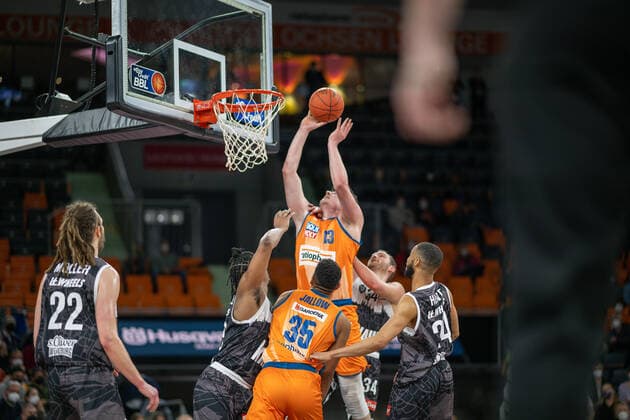 Craig Moller (s.Oliver Wuerzburg 22), Karim Jallow (Ratiopharm Ulm 35), Nicolas Bretzel (Ratiopharm Ulm 13), GER, Ratiopharm Ulm vs. s.Oliver Wuerzburg, Basketball, Bundesliga, easycredit, 12. Spieltag, Spielzeit 2021 2022, 18.02.2022, GER, Ratiopharm Ulm vs. s.Oliver Wuerzburg, Basketball, Bundesliga, easycredit, 12. Spieltag, Spielzeit 2021 2022, 18.02.2022 Ulm Copyright: xEibner-Pressefoto SaschaxWaltherx EP_EER