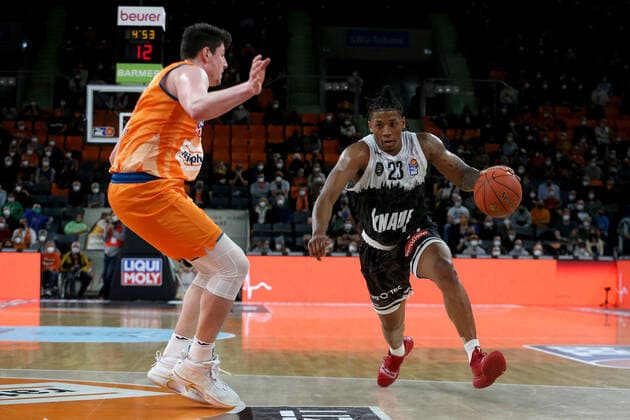 18.02.22, Neu Ulm, Deutschland, ratiopharm Arena, ratiopharm ulm vs. s.Oliver Wuerzburg - Basketball Bundesliga, Nicolas Bretzel (ratiopharm ulm) imd Desi Rodriguez (s.Oliver Wuerzburg) im Zweikampf (Foto H. Langer) Neu Ulm ratiopharm Arena Bayern Deutschland