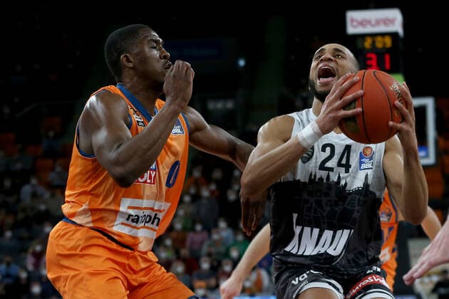 18.02.22, Neu Ulm, Deutschland, ratiopharm Arena, ratiopharm ulm vs. s.Oliver Wuerzburg - Basketball Bundesliga, Semaj Christon (ratiopharm ulm) und Cameron Hunt (s.Oliver Wuerzburg) im Zweikampf (Foto H. Langer) Neu Ulm ratiopharm Arena Bayern Deutschland
