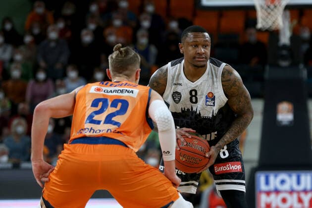18.02.22, Neu Ulm, Deutschland, ratiopharm Arena, ratiopharm ulm vs. s.Oliver Wuerzburg - Basketball Bundesliga, Thomas Klepeisz (ratiopharm ulm) und Charles Callison (s.Oliver Wuerzburg) im Zweikampf (Foto H. Langer) Neu Ulm ratiopharm Arena Bayern Deutschland