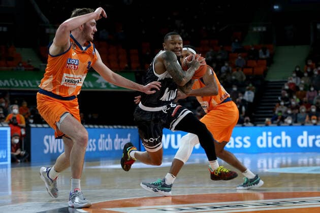 18.02.22, Neu Ulm, Deutschland, ratiopharm Arena, ratiopharm ulm vs. s.Oliver Wuerzburg - Basketball Bundesliga, Philipp Herkenhoff (ratiopharm ulm), Charles Callison (s.Oliver Wuerzburg) und Jaron Blossomgame (ratiopharm ulm) im Zweikampf (Foto H. Langer) Neu Ulm ratiopharm Arena Bayern Deutschland