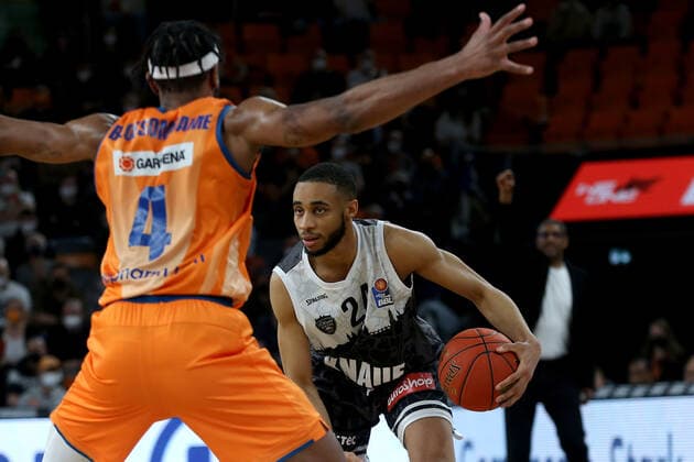 18.02.22, Neu Ulm, Deutschland, ratiopharm Arena, ratiopharm ulm vs. s.Oliver Wuerzburg - Basketball Bundesliga, Jaron Blossomgame (ratiopharm ulm). und Cameron Hunt (s.Oliver Wuerzburg) im Zweikampf (Foto H. Langer) Neu Ulm ratiopharm Arena Bayern Deutschland