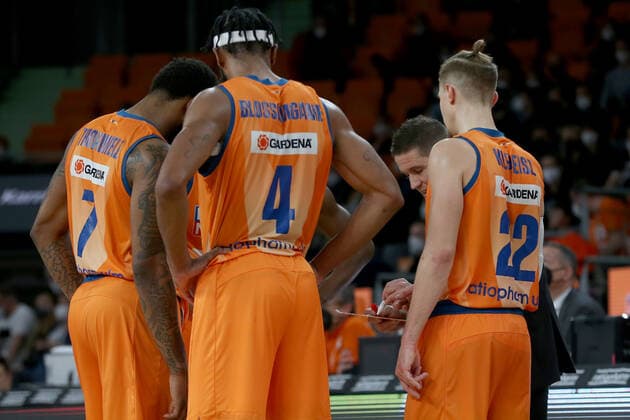 18.02.22, Neu Ulm, Deutschland, ratiopharm Arena, ratiopharm ulm vs. s.Oliver Wuerzburg - Basketball Bundesliga, Head Coach Jaka Lakovic (ratiopharm ulm) gestikuliert, gestik (Foto H. Langer) Neu Ulm ratiopharm Arena Bayern Deutschland