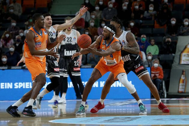 18.02.22, Neu Ulm, Deutschland, ratiopharm Arena, ratiopharm ulm vs. s.Oliver Wuerzburg - Basketball Bundesliga, Semaj Christon (ratiopharm ulm) Luciano Parodi (s.Oliver Wuerzburg), Jaron Blossomgame (ratiopharm ulm) und Desi Rodriguez (s.Oliver Wuerzburg) im Zweikampf (Foto H. Langer) Neu Ulm ratiopharm Arena Bayern Deutschland