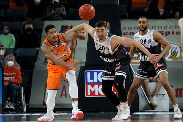 18.02.22, Neu Ulm, Deutschland, ratiopharm Arena, ratiopharm ulm vs. s.Oliver Wuerzburg - Basketball Bundesliga, Karim Jallow (ratiopharm ulm), Julian Albus (s.Oliver Wuerzburg) und Cameron Hunt (s.Oliver Wuerzburg) im Zweikampf (Foto H. Langer) Neu Ulm ratiopharm Arena Bayern Deutschland
