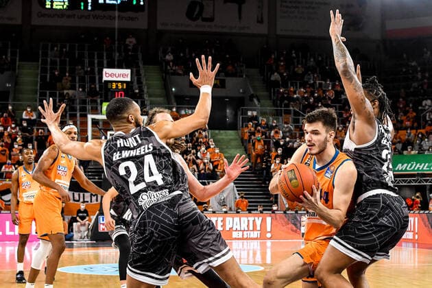 GER, BBL, ratiopharm Ulm vs s.Oliver Würzburg Wuerzburg 18.02.2022, ratiopharm arena, Neu-Ulm, GER, BBL, ratiopharm Ulm vs s.Oliver Würzburg Wuerzburg, im Bild Cameron Hunt (Wuerzburg, 24), Fedor Zugic (Ulm, 44), Desi Rodriguez (Wuerzburg, 23)