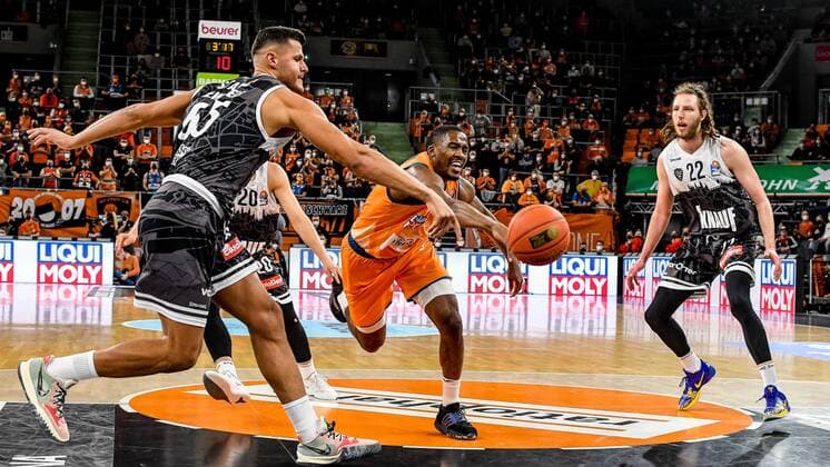 GER, BBL, ratiopharm Ulm vs s.Oliver Würzburg Wuerzburg 18.02.2022, ratiopharm arena, Neu-Ulm, GER, BBL, ratiopharm Ulm vs s.Oliver Würzburg Wuerzburg, im Bild Filip Stanic (Wuerzburg, 65), Semaj Christon (Ulm, 0) mit vollem Einsatz und letzter Kraft, Craig Moller (Wuerzburg, 22)