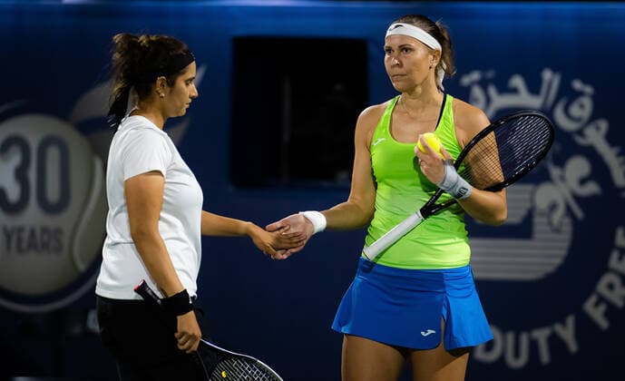February 18, 2022, DUBAI, UNITED ARAB EMIRATES: Lucie Hradecka of the Czech Republic & Sania Mirza of India in action during the doubles semi-final of the 2022 Dubai Duty Free Tennis Championships WTA, Tennis Damen 1000 tennis tournament DUBAI UNITED ARAB EMIRATES - ZUMAa181 20220218_zaa_a181_031 Copyright: xRobxPrangex