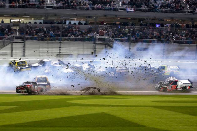 Bilder des Jahres 2022, Sport 02 Februar Sport Themen der Woche KW 07 Sport Bilder des Tages DAYTONA, FL - FEBRUARY 18: Derek Kraus ( 19 Shockwave Chevrolet) spins through the grass while several trucks crash during the NextEra Energy 250 on February 18, 2022 at Daytona International Speedway in Daytona Beach, Fl. (Photo by David Rosenblum Icon Sportswire) AUTO: FEB 18 NASCAR, Motorsport, USA Camping World Truck Series - NextEra Energy 250 Icon220218109118