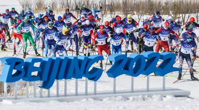Bilder des Jahres 2022, Sport 02 Februar Sport Themen der Woche KW 07 ZHANGJIAKOU, CHINA - FEBRUARY 19, 2022: Skiers compete in the men s 30km cross-country skiing mass start race during the Beijing 2022 Winter Olympic Games, Olympische Spiele, Olympia, OS at the Zhangjiakou National Cross-Country Skiing Centre. Stanislav Krasilnikov TASS  TS124360