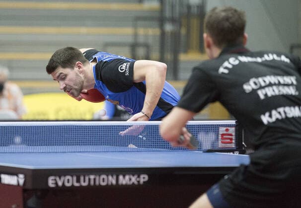18.02.2022, xrhsx, Tischtennis 1.Bundesliga, 1.FC Saarbrücken - TTC Neu-Ulm emspor, v.l. Patrick Franziska (1.FC Saarbrücken Tischtennis), Lev Katsman (TTC Neu-Ulm) Saarbrücken