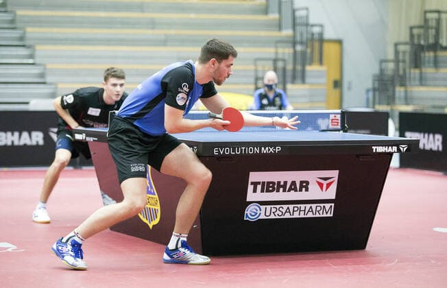 18.02.2022, xrhsx, Tischtennis 1.Bundesliga, 1.FC Saarbrücken - TTC Neu-Ulm emspor, v.l. Lev Katsman (TTC Neu-Ulm), Patrick Franziska (1.FC Saarbrücken Tischtennis) Saarbrücken