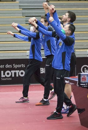 18.02.2022, xrhsx, Tischtennis 1.Bundesliga, 1.FC Saarbrücken - TTC Neu-Ulm emspor, v.l. Saarbrücken bedankt bedanken sich bei den Fans Saarbrücken
