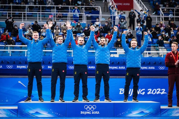 220219 Christoffer Sundgren, Daniel Magnusson, Oskar Eriksson and Niklas Edin of Sweden celebrates during the medal ceremony after the men?s curling final match between Sweden and Great Britain during day 15 of the 2022 Winter Olympics on February 19, 2022 in Beijing. Photo: Maxim Thore BILDBYRAN kod MT MT0332 curling Olympic Games, Olympische Spiele, Olympia, OS olympics winter olympics os ol olympiska spel vinter-os olympiske leker peking peking 2022 beijing 2022 beijing 2022 olympic games beijing 2022 winter olympic games peking-os beijing-ol vinter-ol 15 bbeng sverige england celebration jubel sweden Copyright: MAXIMxTHORE BB220219MT065