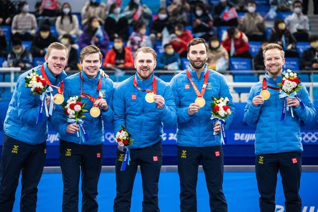 220219 Christoffer Sundgren, Daniel Magnusson, Oskar Eriksson and Niklas Edin of Sweden celebrates with gold medals during the medal ceremony after the men?s curling final match between Sweden and Great Britain during day 15 of the 2022 Winter Olympics on February 19, 2022 in Beijing. Photo: Maxim Thore BILDBYRAN kod MT MT0332 curling Olympic Games, Olympische Spiele, Olympia, OS olympics winter olympics os ol olympiska spel vinter-os olympiske leker peking peking 2022 beijing 2022 beijing 2022 olympic games beijing 2022 winter olympic games peking-os beijing-ol vinter-ol 15 bbeng sverige england sweden celebration jubel guld Copyright: MAXIMxTHORE BB220219MT066